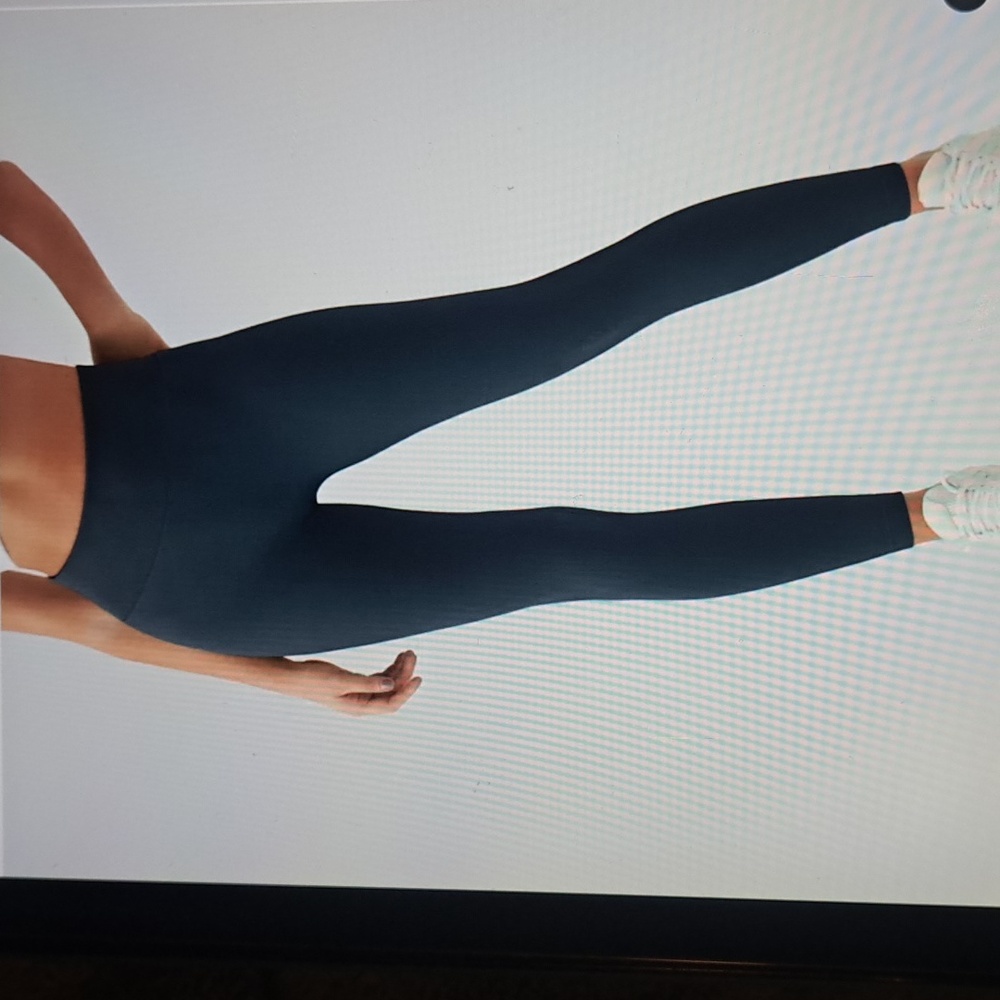 MEDIUM  HALARA TRAINING COMPRESSION  BUTT & TUMMY LEGGINGS